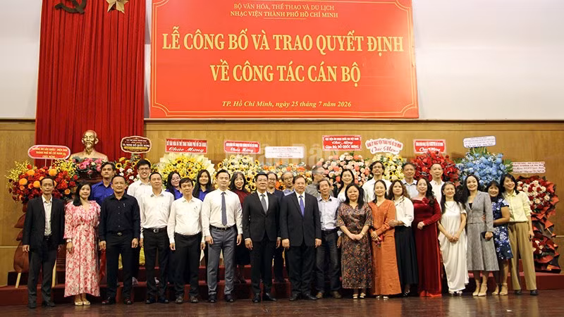 Các đại biểu chụp ảnh lưu niệm tại buổi lễ. (Ảnh: Thùy Trang)