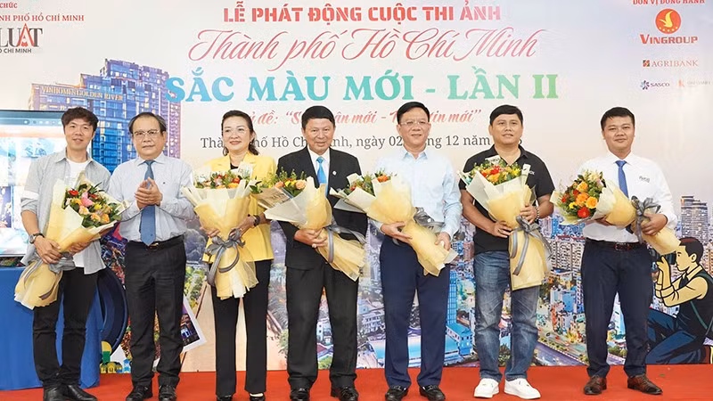 Ban tổ chức tặng hoa cho Ban giám khảo cuộc thi. (Ảnh: Ban tổ chức)