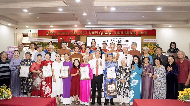 Các đại biểu chụp ảnh lưu niệm tại chương trình. (Ảnh: QUỐC THANH)