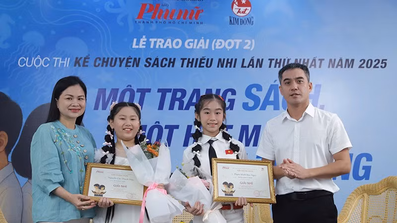 Trao giải cho các thí sinh đoạt giải Nhì trong đợt 2 Cuộc thi Kể chuyện sách thiếu nhi lần 1-năm 2025. (Ảnh: Ban tổ chức)