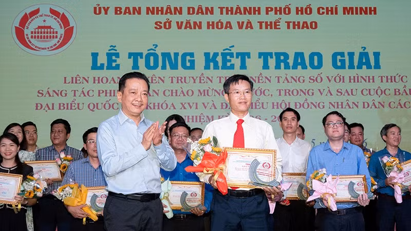 Ông Võ Trọng Nam, Phó Giám đốc Sở Văn hóa và Thể thao Thành phố Hồ Chí Minh trao Giải Nhất cho đại diện Ủy ban nhân dân phường Tân Bình. (Ảnh: Ban tổ chức)