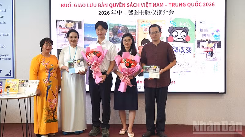 Đại diện Chibooks tặng sách cho các đại biểu. (Ảnh: Linh Bảo)