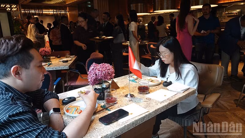 Các khách mời thưởng thức ẩm thực Peru trong Tiệc chiêu đãi chiều 16/7. (Ảnh: LINH BẢO)