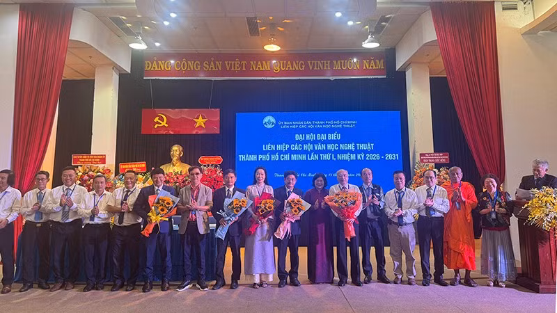 Lãnh đạo Thành phố Hồ Chí Minh chúc mừng Ban chấp hành Liên hiệp các Hội Văn học nghệ thuật thành phố nhiệm kỳ 2026-2031. (Ảnh: CÔNG SƠN)
