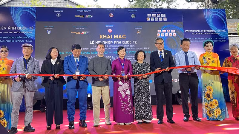 Các đại biểu thực hiện nghi thức cắt băng khai mạc lễ hội. (Ảnh: DƯƠNG ĐÔNG)