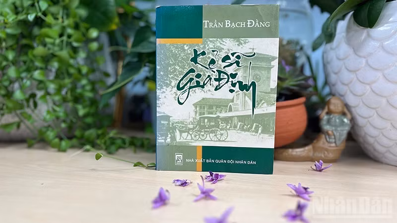 Tác phẩm "Kẻ sĩ Gia Định" của đồng chí Trần Bạch Đằng. (Ảnh: LINH BẢO)