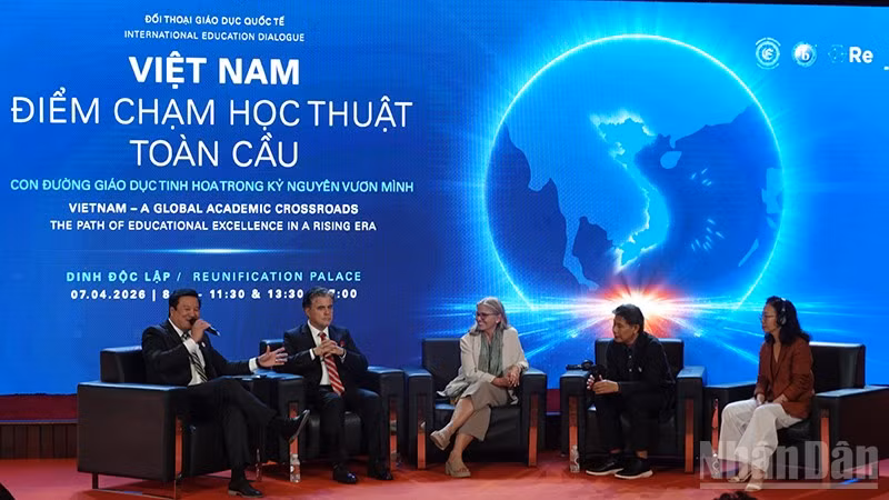 Các diễn giả trao đổi tại hội thảo. (Ảnh: LINH BẢO)