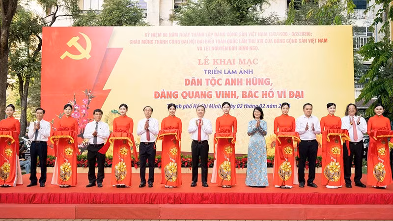 Các đại biểu thực hiện nghi thức cắt băng khai mạc triển lãm. (Ảnh: Quốc Thanh)