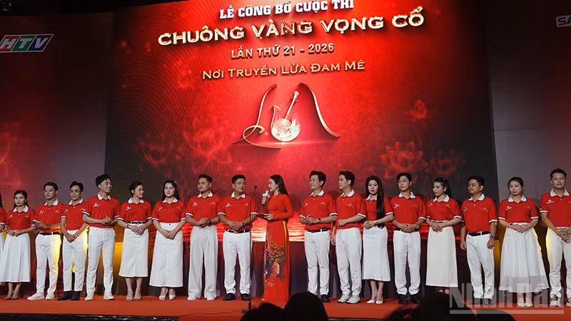 Các thí sinh vào vòng tuyển chọn ra mắt tại lễ công bố cuộc thi. (Ảnh: LINH BẢO)