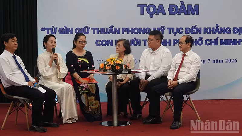 Các đại biểu thảo luận tại phiên thứ nhất của buổi tọa đàm. (Ảnh: LINH BẢO)