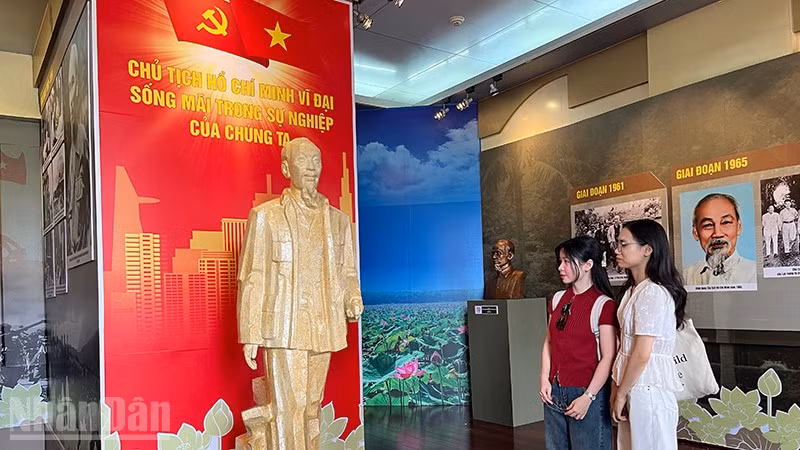 Trưng bày các tác phẩm điêu khắc về chân dung Chủ tịch Hồ Chí Minh tại Bảo tàng Hồ Chí Minh, chi nhánh Thành phố Hồ Chí Minh năm 2025. (Ảnh: LINH BẢO)