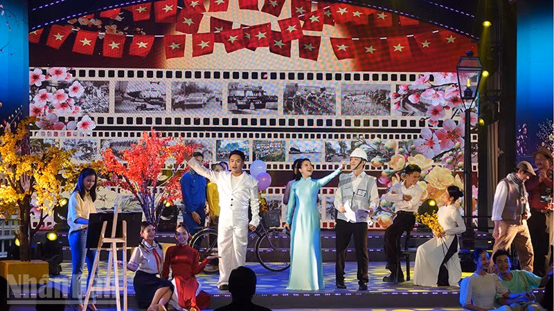 Ca sĩ Thanh Ngọc và Rapper T.Won trình bày ca khúc Mùa xuân trên Thành phố Hồ Chí Minh của nhạc sĩ Xuân Hồng. (Ảnh: Linh Bảo)
