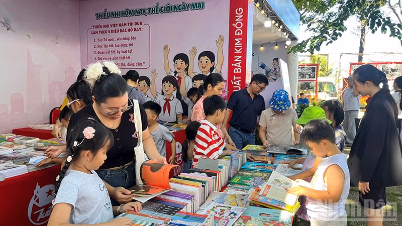 Các em thiếu nhi đọc sách tại khu vực đường sách Vũng Tàu. (Ảnh: LINH BẢO)