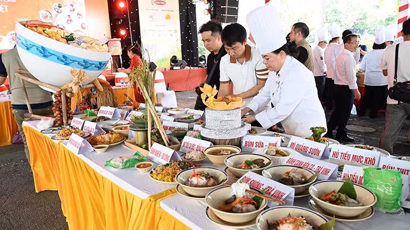 Xác lập kỷ lục 100 món ngon làm từ sợi gạo và bún tại Ngày hội Sợi gạo Việt lần thứ I (Ảnh: Ban tổ chức)