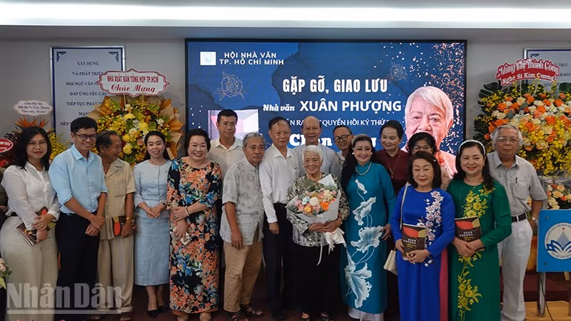 Đông đảo nghệ sĩ, nhà văn, bạn đọc đến chúc mừng nhà văn Xuân Phượng ra sách mới. (Ảnh: Linh Bảo)