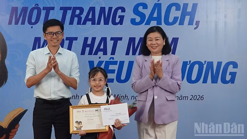 Trao giải Nhất cho em Nguyễn Ngọc Minh Châu đến từ Hà Nội. (Ảnh: LINH BẢO)