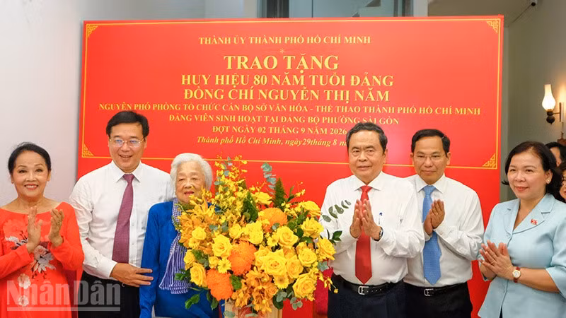 ndo_bl_chu-tich-quoc-hoi-tran-thanh-man-trao-huy-hieu-80-nam-tuoi-dang-cho-dong-chi-nguyen-thi-nam-anh-the-anh-4.jpg