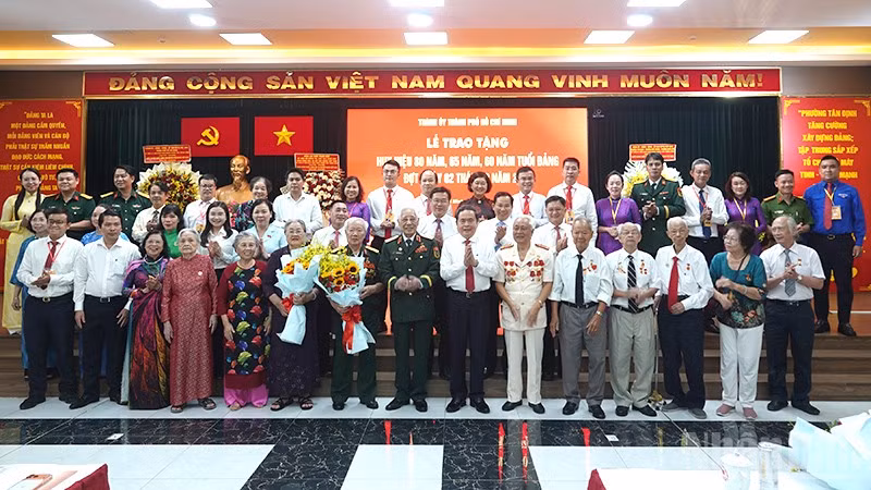 Chủ tịch Quốc hội Trần Thanh Mẫn chụp ảnh lưu niệm với các đại biểu, đảng viên lão thành. (Ảnh: Linh Bảo)