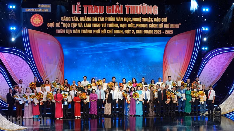 Đại biểu chụp ảnh lưu niệm với các tác giả, tập thể đạt giải ở khối chuyên nghiệp. (Ảnh: LINH BẢO)