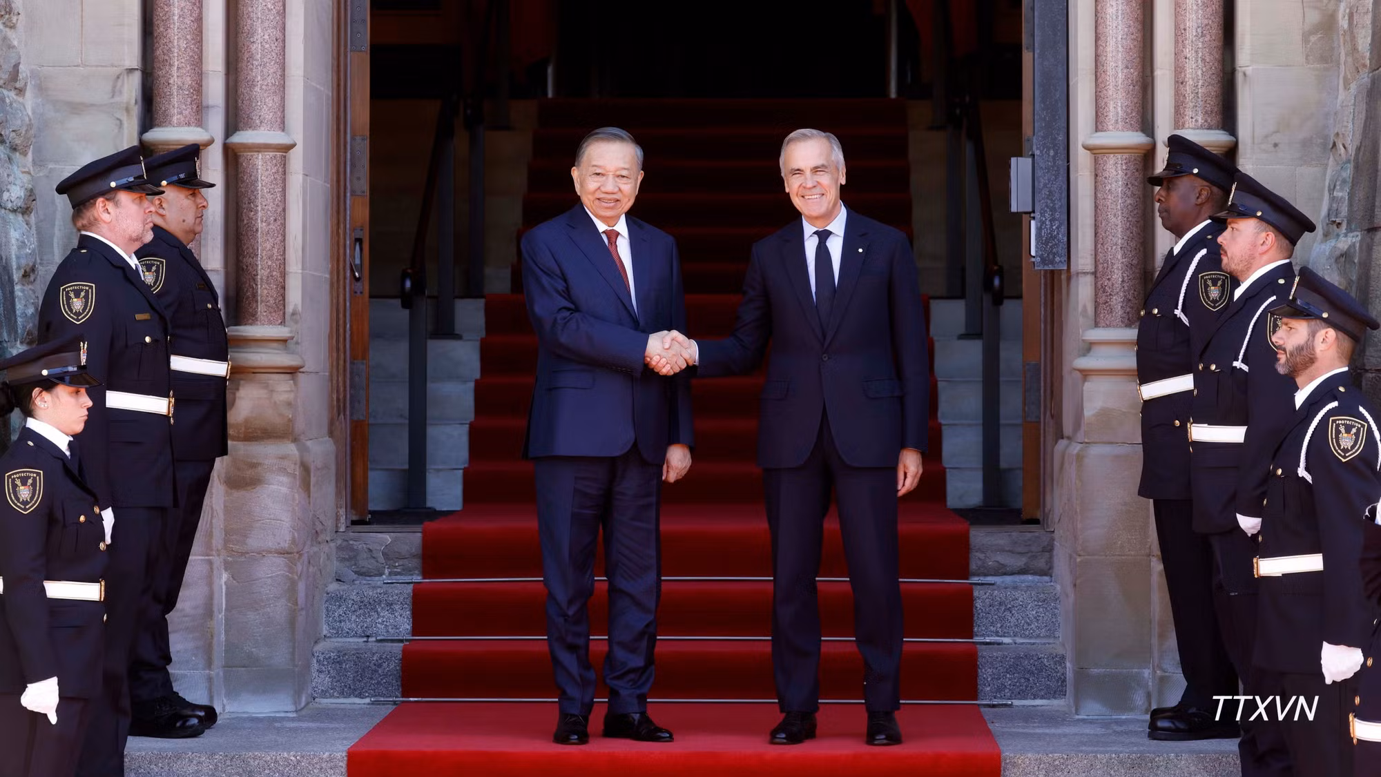 Tổng Bí thư, Chủ tịch nước Tô Lâm và Thủ tướng Canada Mark Carney chụp ảnh chung. (Ảnh: Thống Nhất/TTXVN)