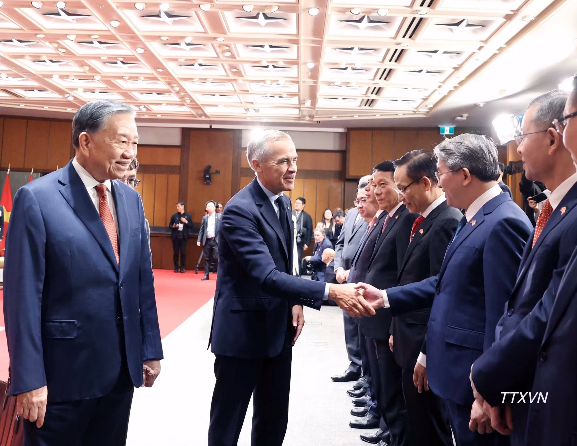 vna-potal-thu-tuong-canada-mark-carney-don-hoi-dam-voi-tong-bi-thu-chu-tich-nuoc-to-lam-5243.jpg