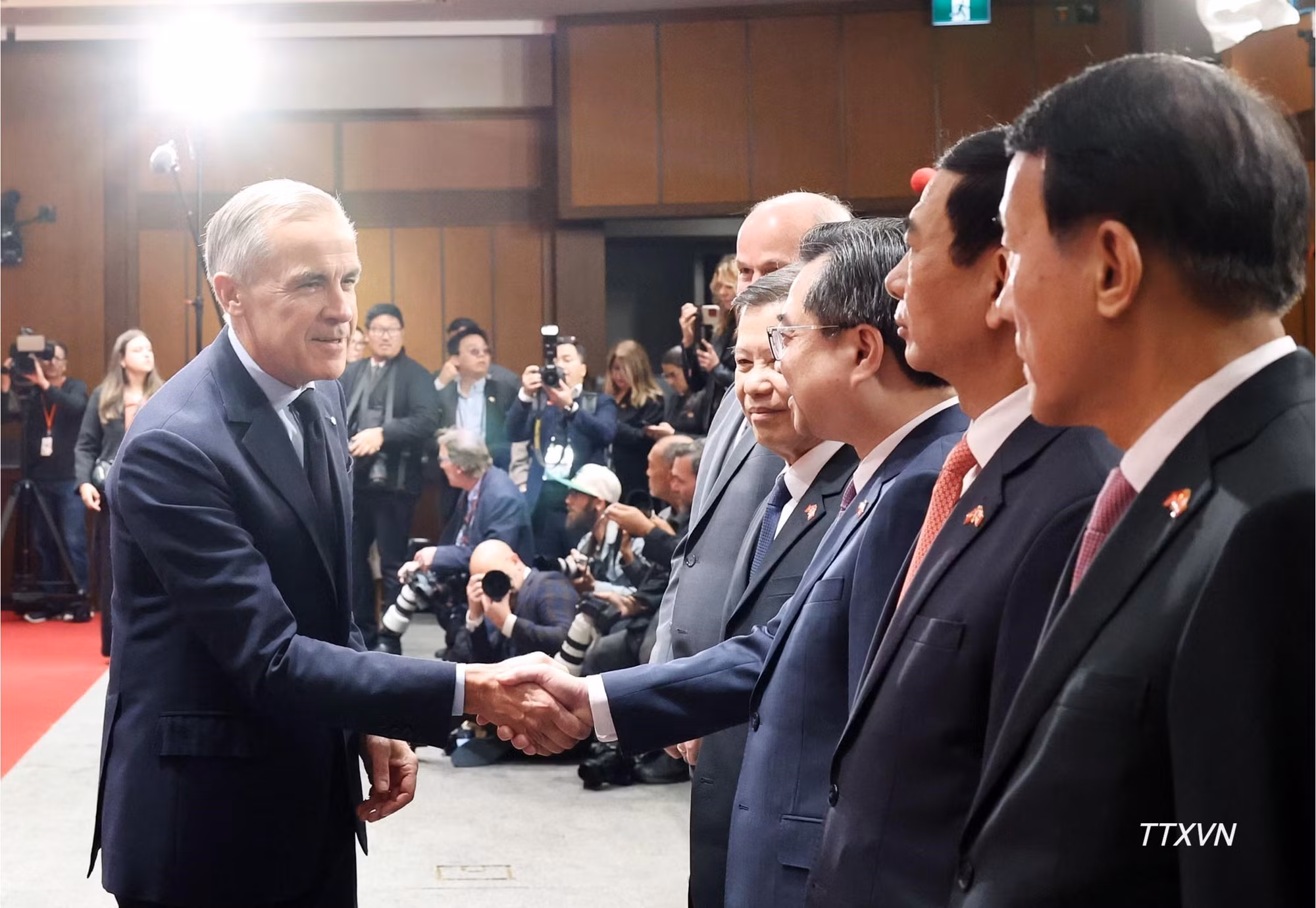 vna-potal-thu-tuong-canada-mark-carney-don-hoi-dam-voi-tong-bi-thu-chu-tich-nuoc-to-lam.jpg
