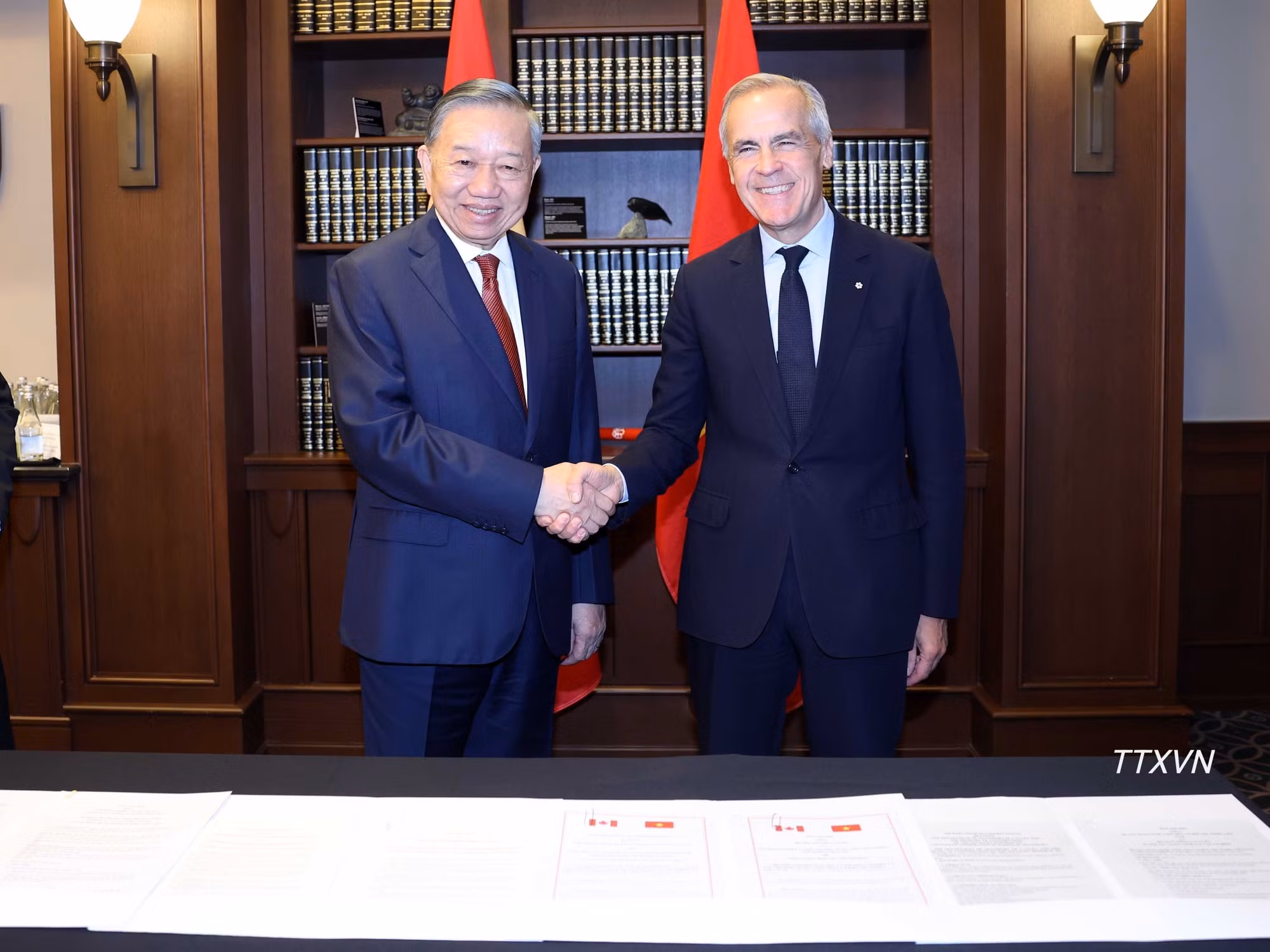 vna-potal-thu-tuong-canada-mark-carney-don-hoi-dam-voi-tong-bi-thu-chu-tich-nuoc-to-lam-3527.jpg