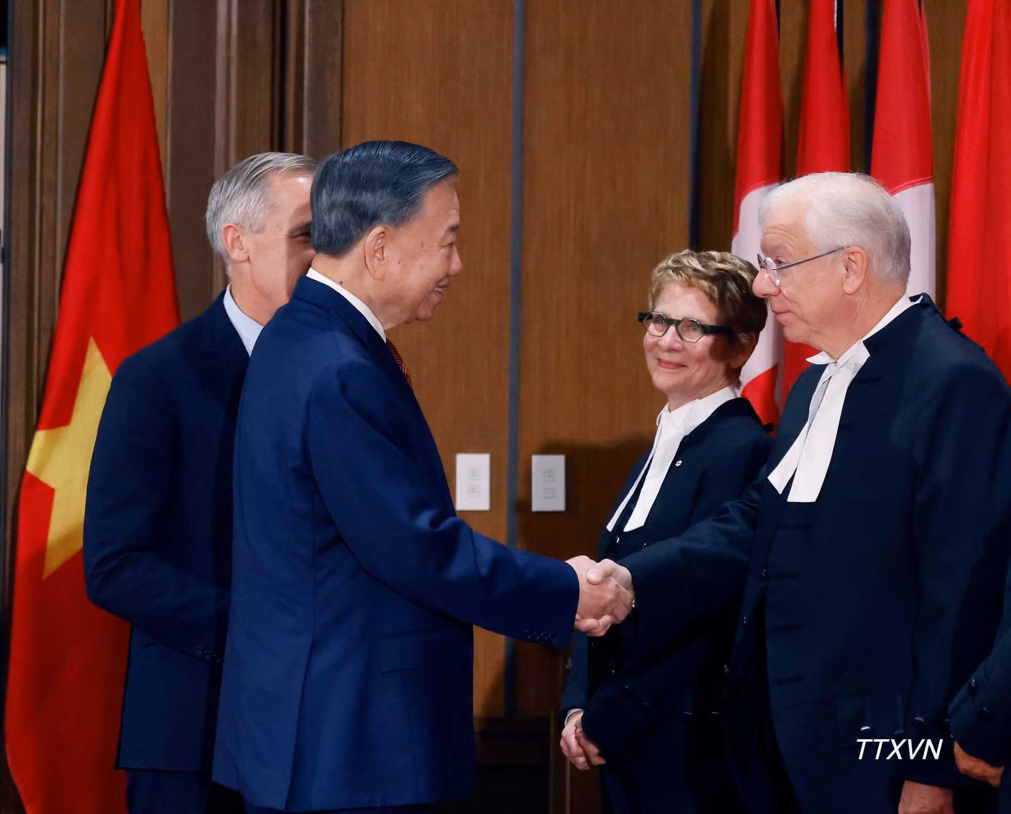 vna-potal-thu-tuong-canada-mark-carney-don-hoi-dam-voi-tong-bi-thu-chu-tich-nuoc-to-lam-1187.jpg