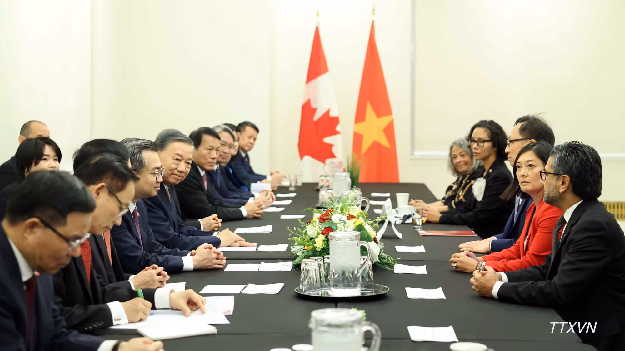 Tổng Bí thư, Chủ tịch nước Tô Lâm tiếp Nhóm Nghị sĩ hữu nghị Canada-Việt Nam. (Ảnh: Thống Nhất/TTXVN)