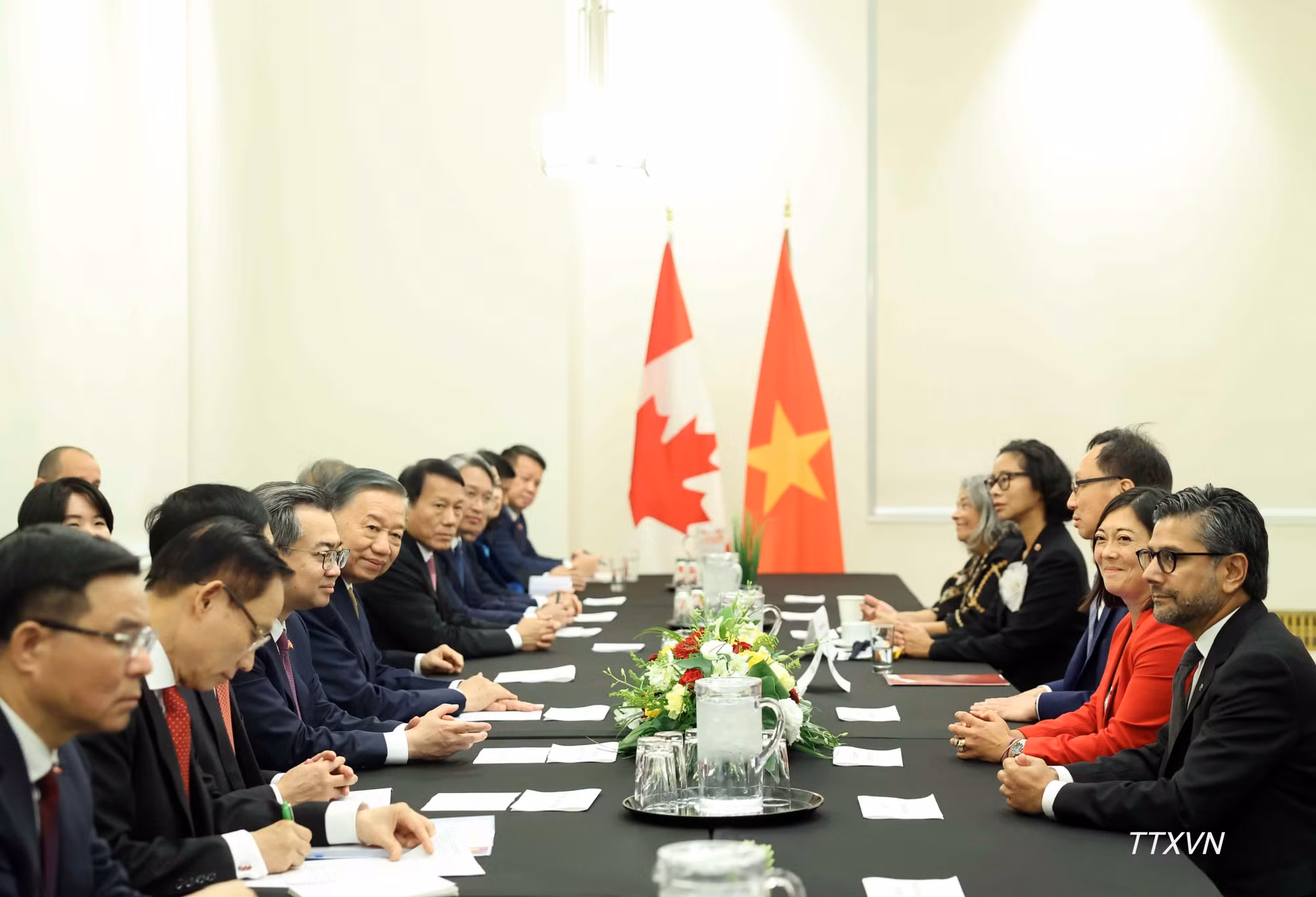 vna-potal-tong-bi-thu-chu-tich-nuoc-to-lam-tiep-nhom-nghi-si-huu-nghi-canada-viet-nam-7827.jpg