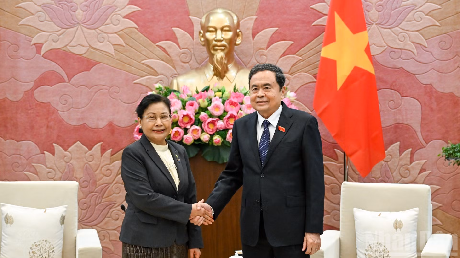 Chủ tịch Quốc hội Trần Thanh Mẫn và Chánh án Tòa án nhân dân tối cao Lào Vienthong Siphandone. (Ảnh: DUY LINH) 