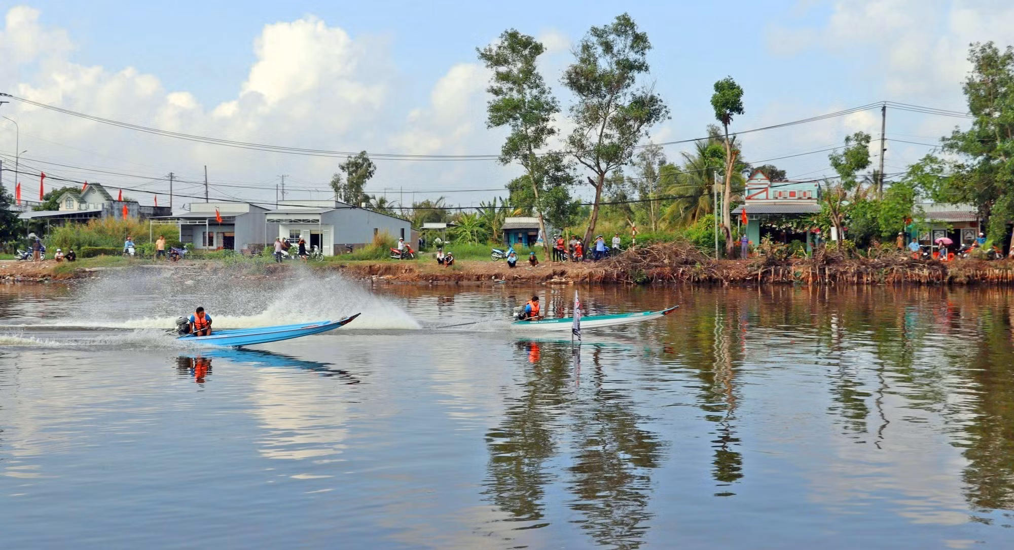 vna-potal-giai-dua-vo-lai-tren-vung-song-nuoc-ca-mau-8003511.jpg