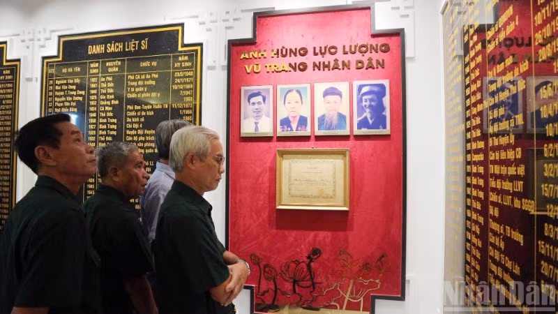 Chỉnh trang và sắp xếp, trưng bày hiện vật tại Đền tưởng niệm Anh hùng liệt sĩ Bình Trưng.