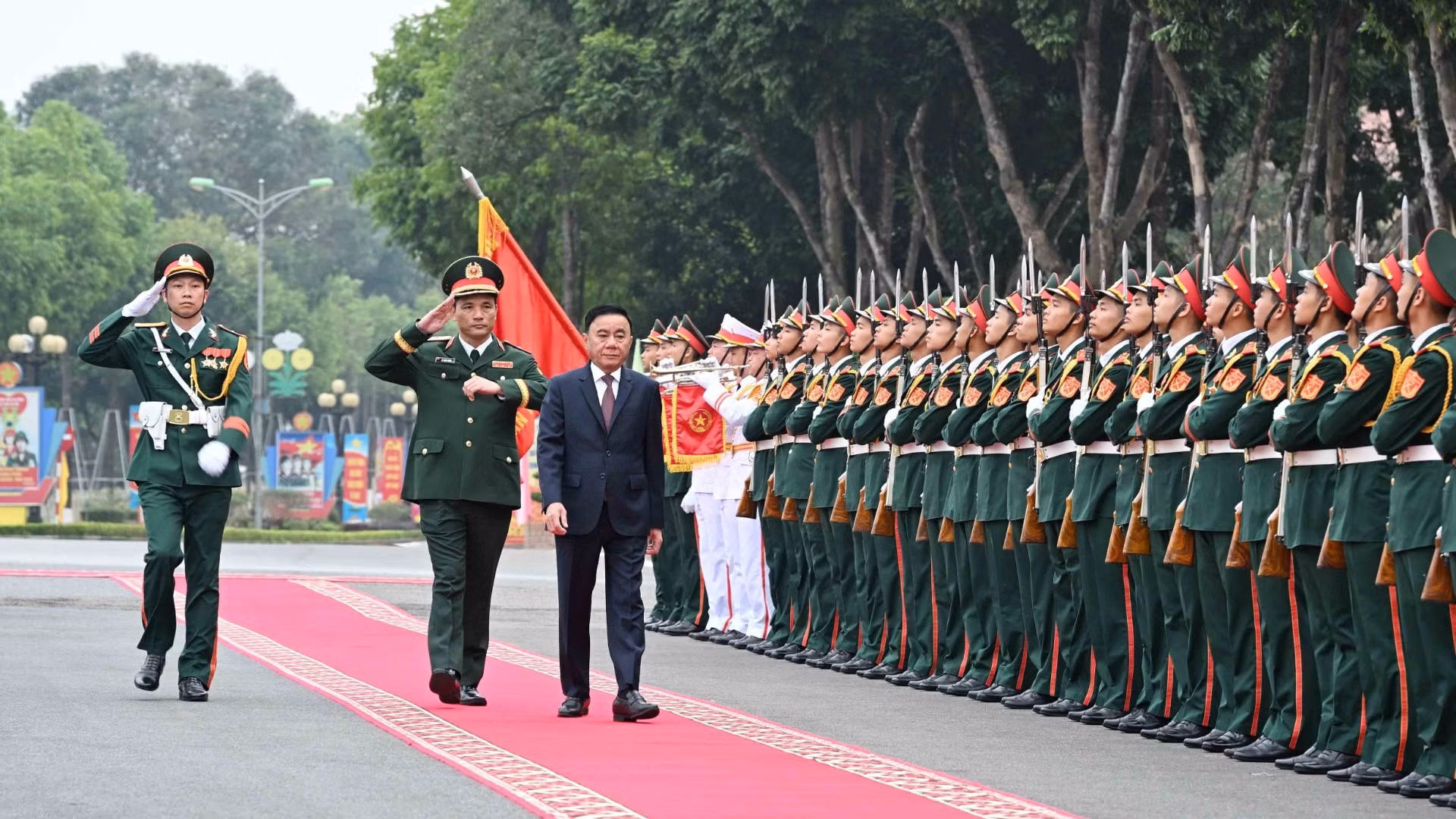 Thường trực Ban Bí thư Trần Cẩm Tú duyệt đội danh dự. (Ảnh: TTXVN)