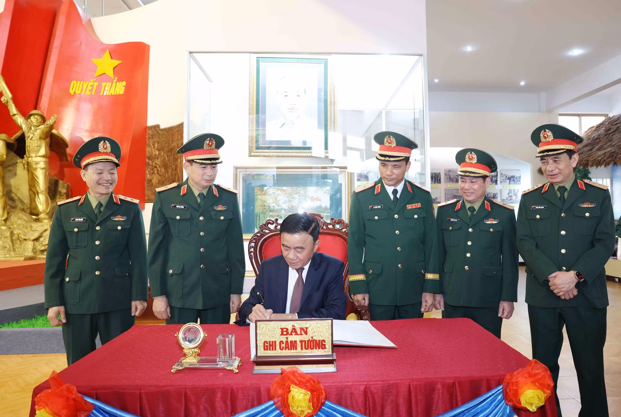 vna-potal-thuong-truc-ban-bi-thu-tran-cam-tu-chu-tri-kiem-tra-giam-sat-dang-uy-quan-doan-12-bo-quoc-phong-8632800.jpg