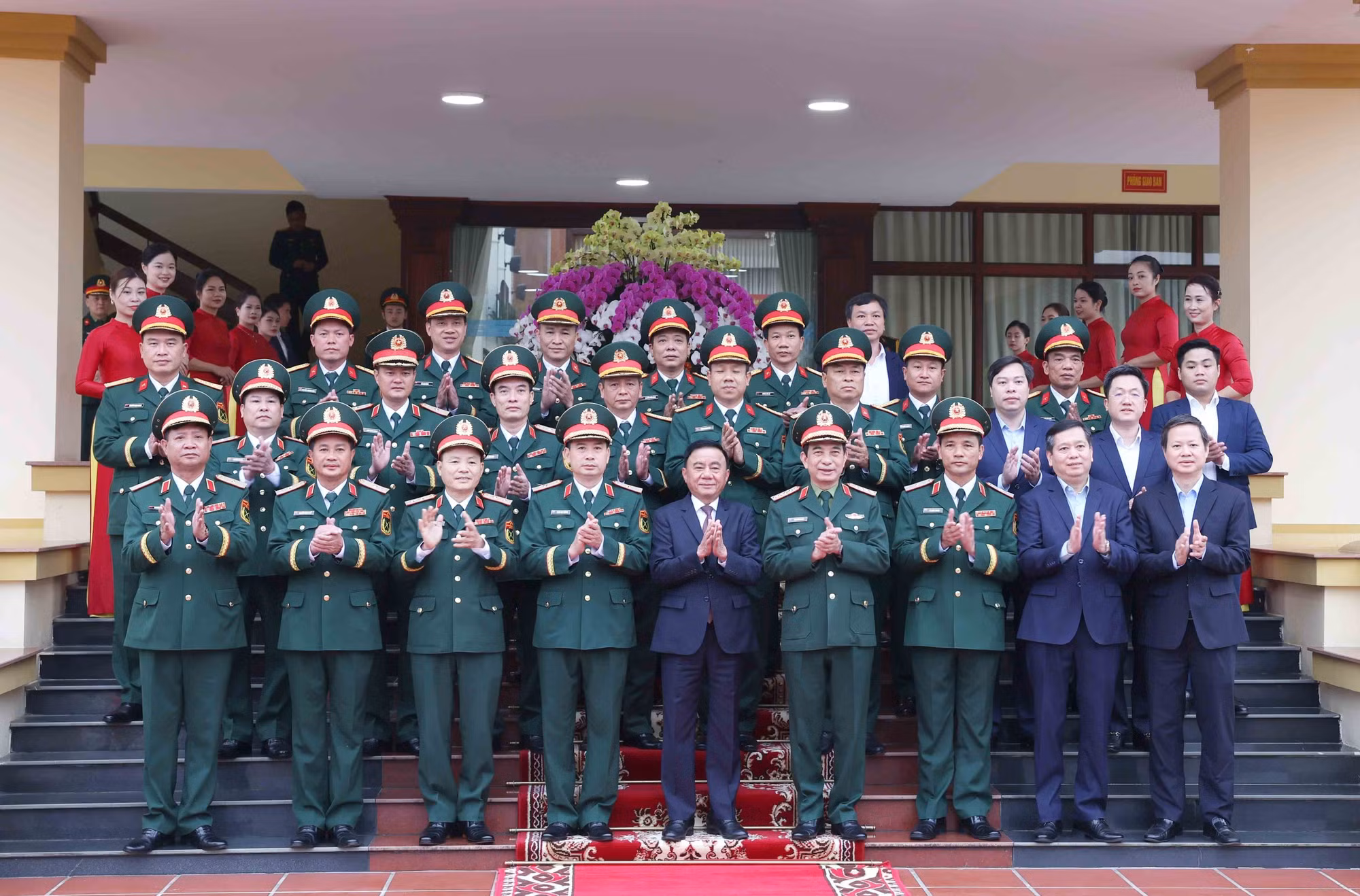 vna-potal-thuong-truc-ban-bi-thu-tran-cam-tu-chu-tri-kiem-tra-giam-sat-dang-uy-quan-doan-12-bo-quoc-phong-8632811.jpg