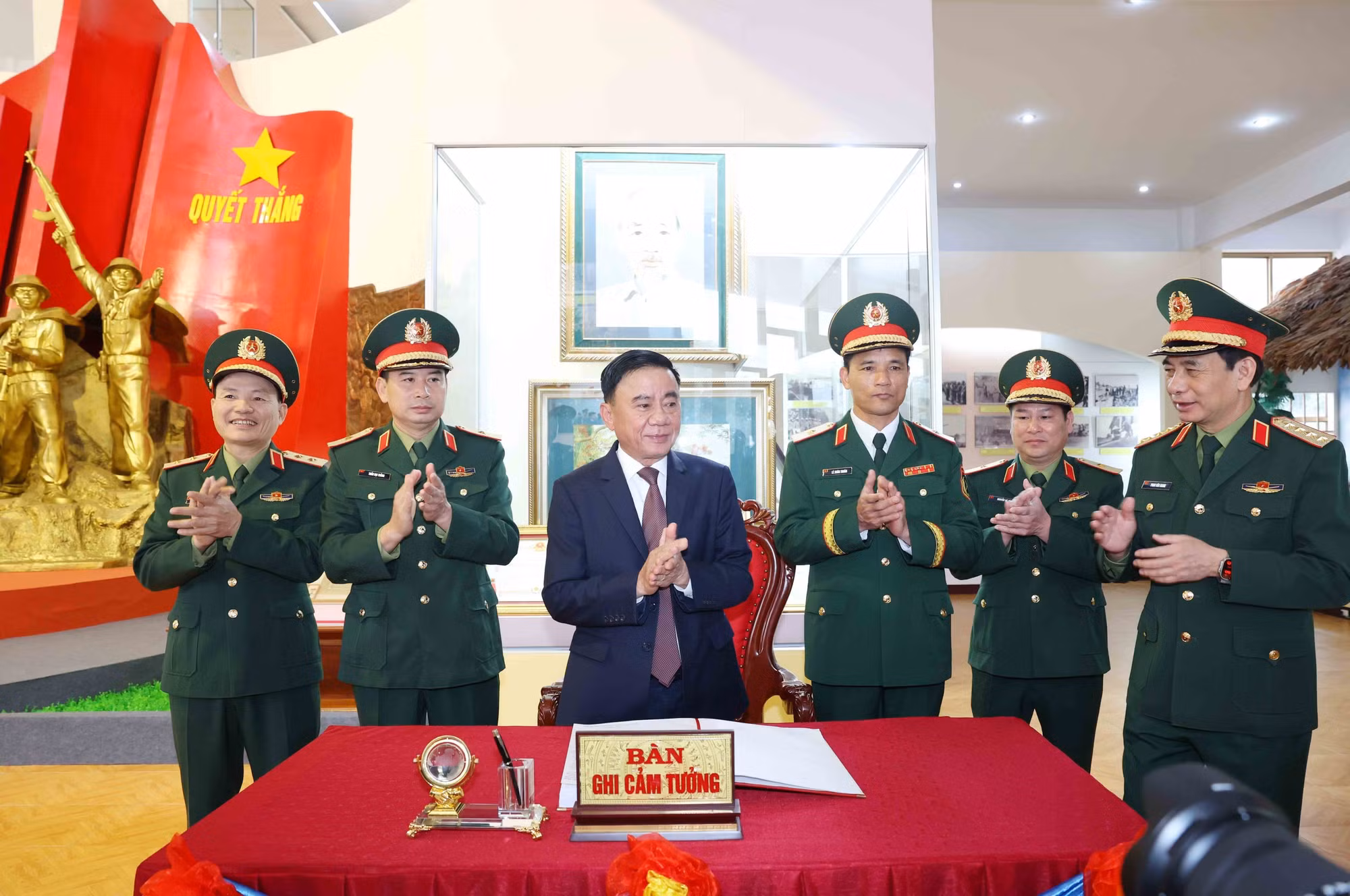 vna-potal-thuong-truc-ban-bi-thu-tran-cam-tu-chu-tri-kiem-tra-giam-sat-dang-uy-quan-doan-12-bo-quoc-phong-8632796.jpg