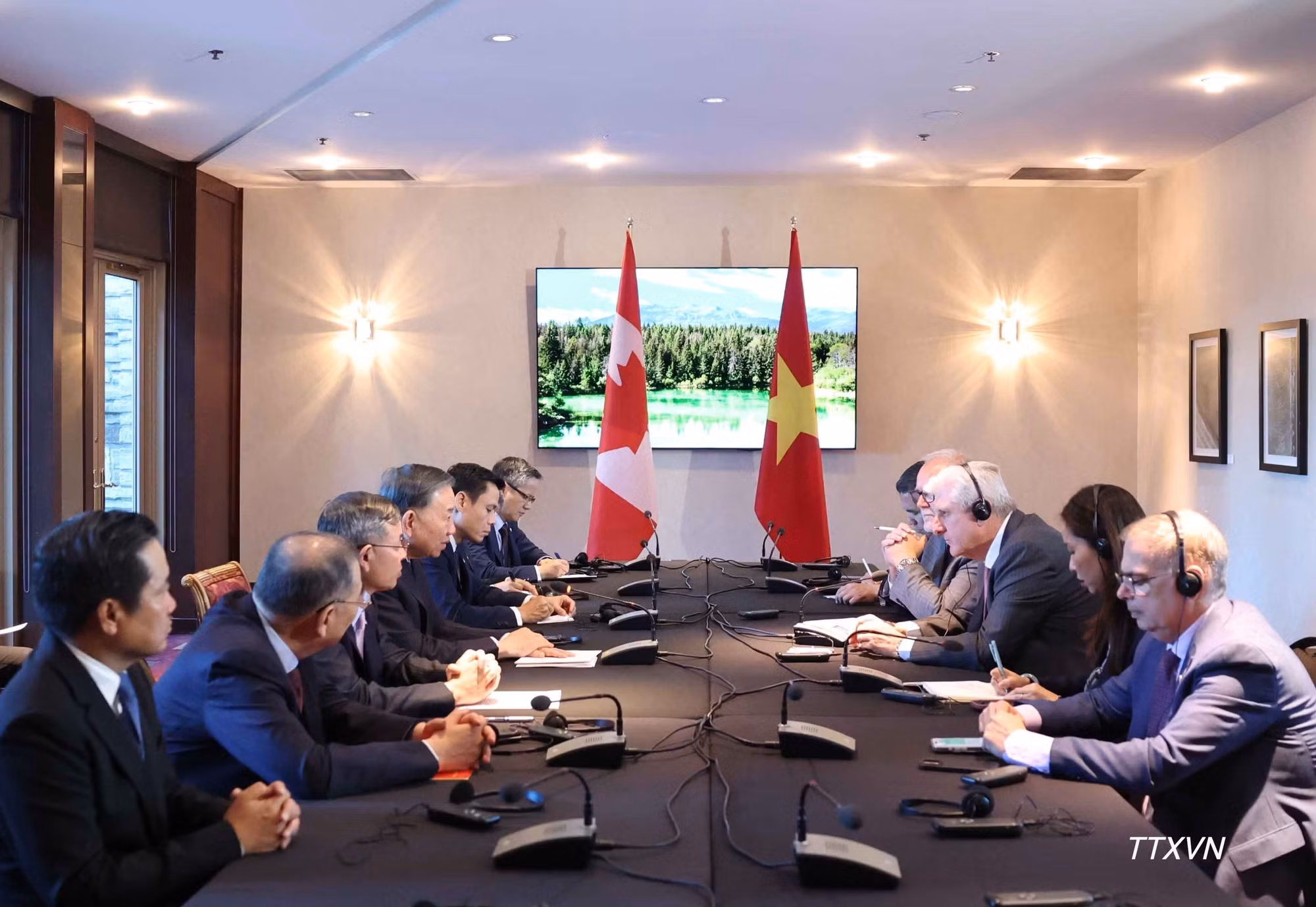 vna-potal-tong-bi-thu-chu-tich-nuoc-to-lam-tiep-mot-so-tap-doan-quy-dau-tu-lon-cua-canada-2515.jpg