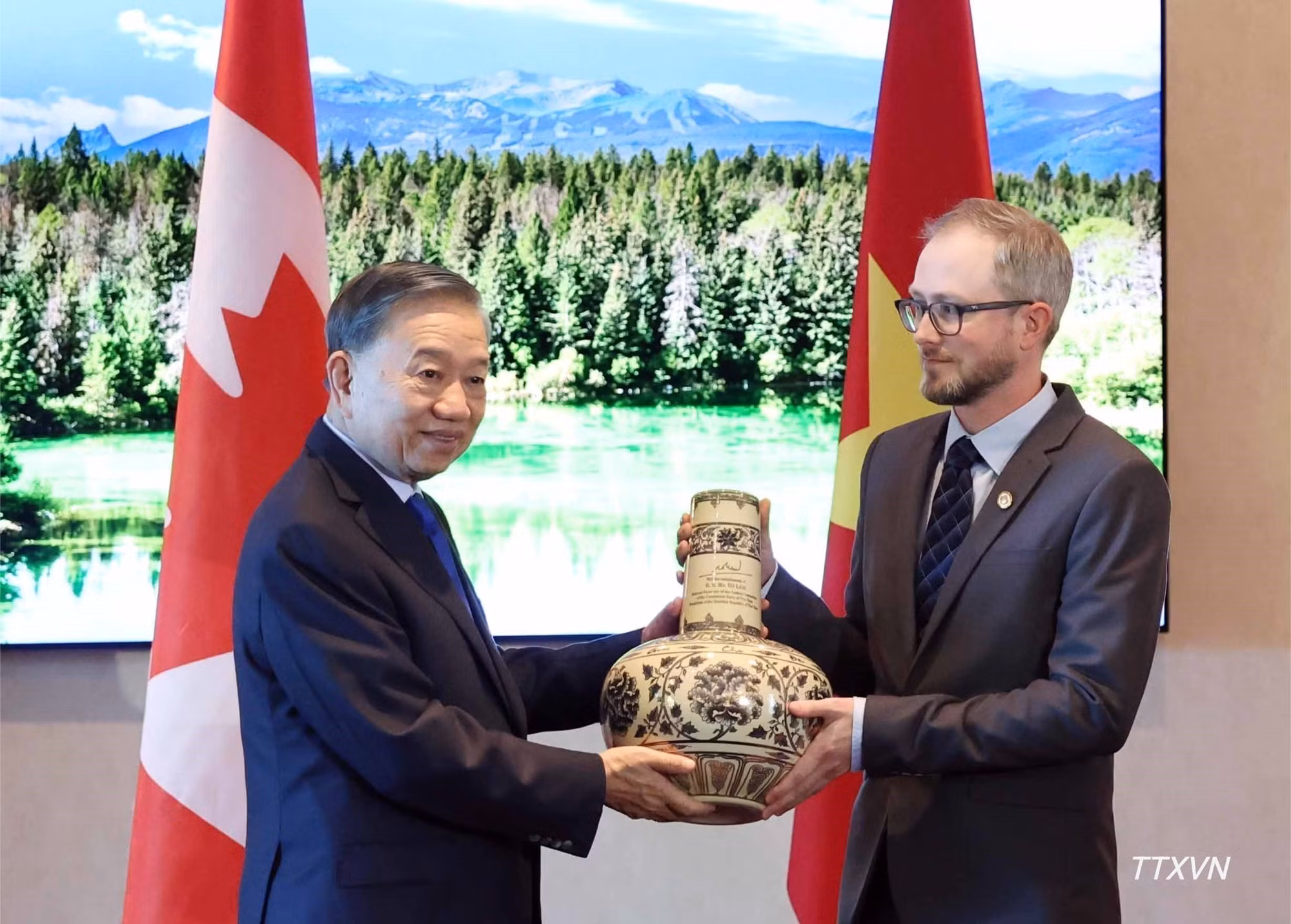 vna-potal-tong-bi-thu-chu-tich-nuoc-to-lam-tiep-tong-bi-thu-dang-cong-san-canada-3350.jpg