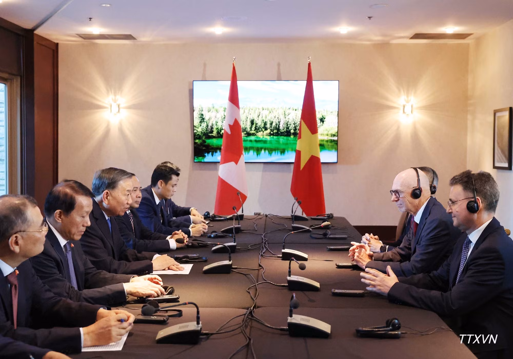 vna-potal-tong-bi-thu-chu-tich-nuoc-to-lam-tiep-hieu-truong-truong-dai-hoc-concordia-cua-cannada-9873.jpg