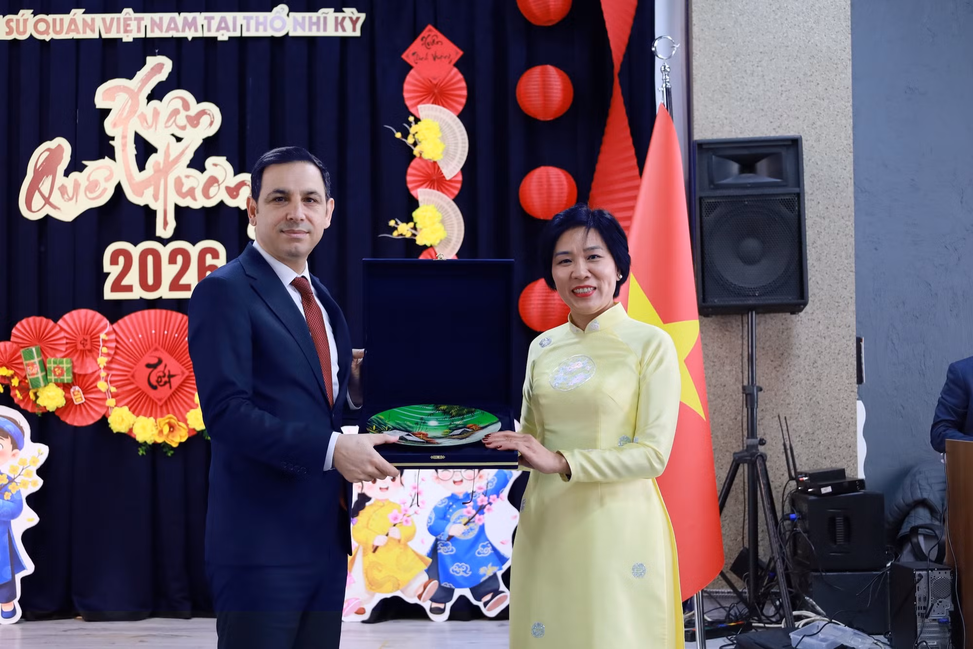 anh-2-dai-su-va-pho-thong-doc-istanbul.jpg