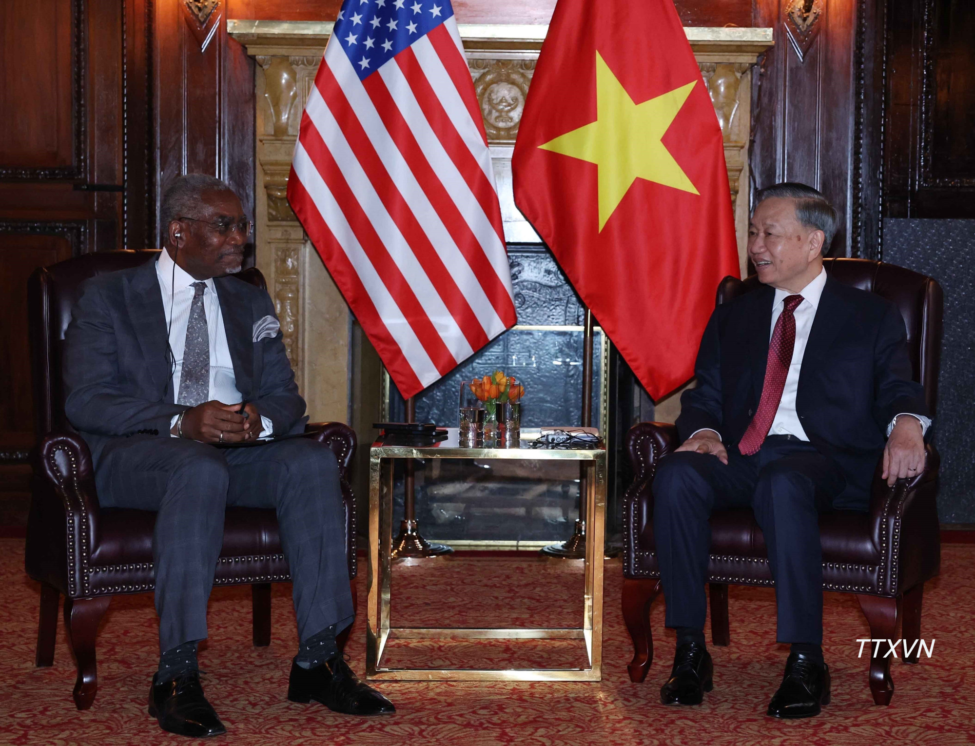 Tổng B&iacute; thư, Chủ tịch nước T&ocirc; L&acirc;m với Hạ nghị sĩ Gregory Meeks, th&agrave;nh vi&ecirc;n cao cấp Ủy ban Đối ngoại Hạ viện Hoa Kỳ . (Ảnh: TTXVN)