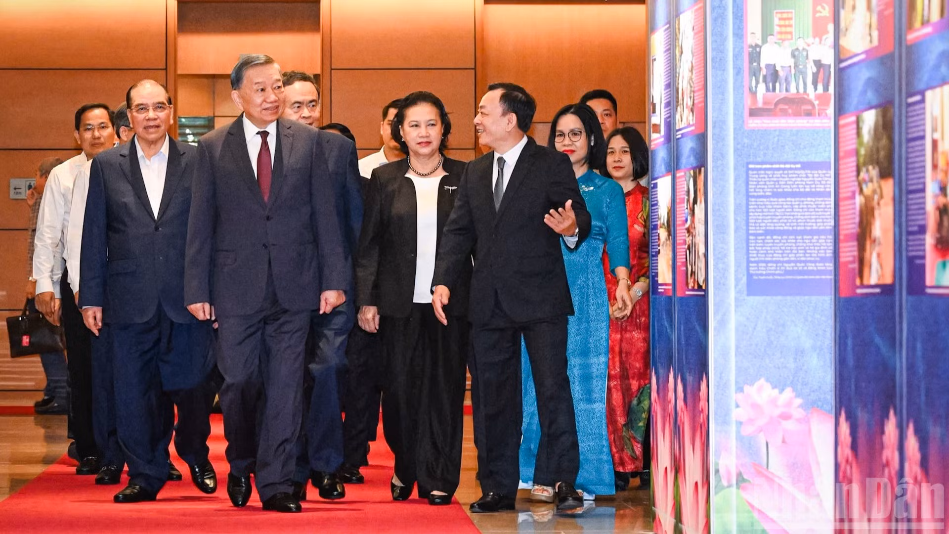 Tổng Bí thư, Chủ tịch nước Tô Lâm cùng các đồng chí lãnh đạo, nguyên lãnh đạo Đảng, Nhà nước tham quan trưng bày "Những tấm gương bình dị mà cao quý". (Ảnh: DUY LINH-TRẦN HẢI)