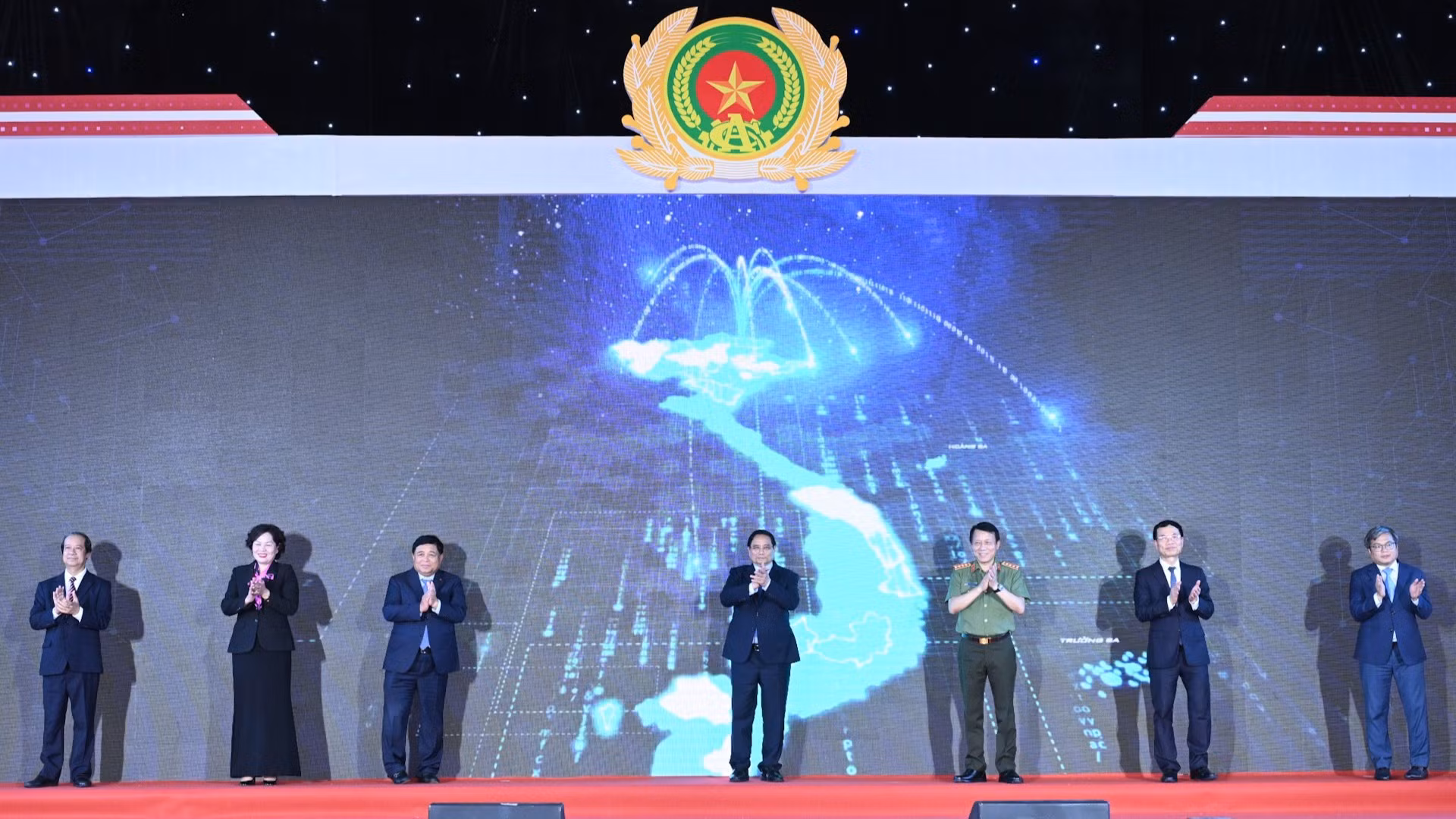 Thủ tướng Phạm Minh Chính và các đại biểu thực hiện nghi thức lễ khánh thành Trung tâm Dữ liệu quốc gia.