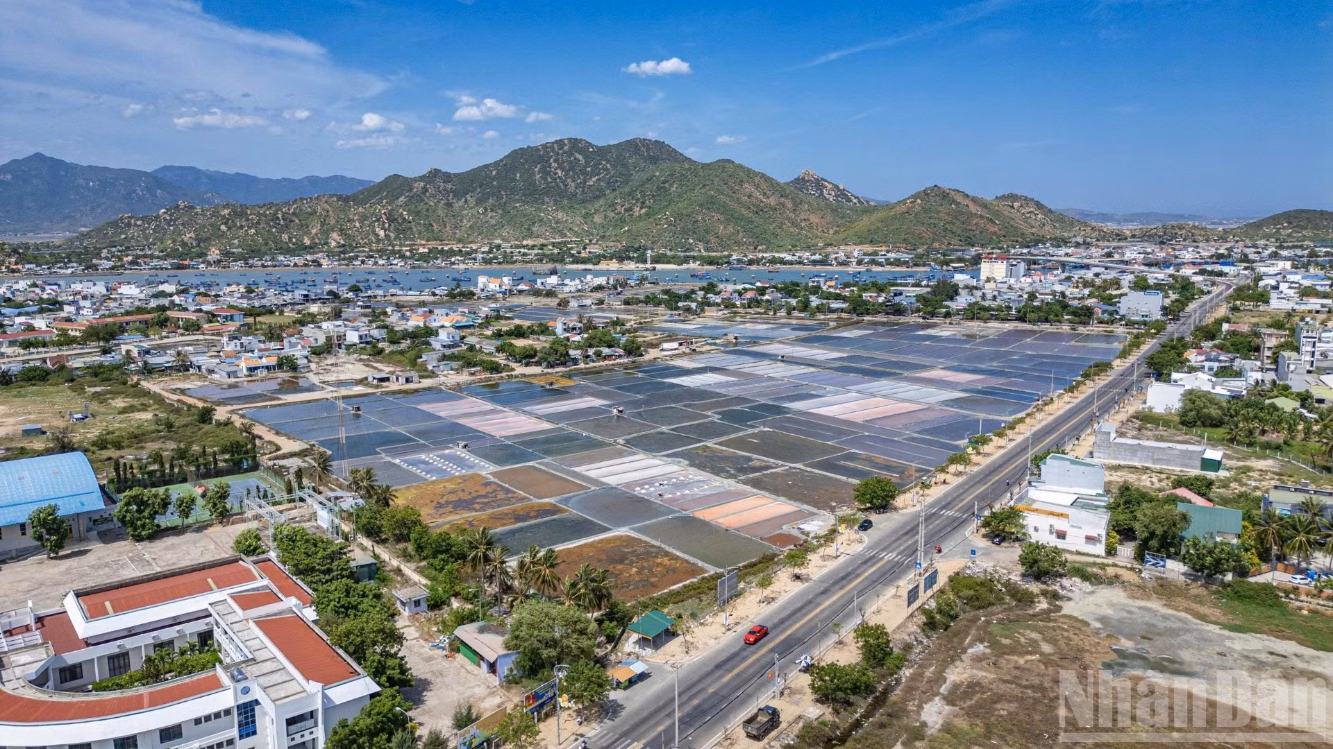 Cánh đồng muối tại phường Ninh Chữ, tỉnh Khánh Hòa.