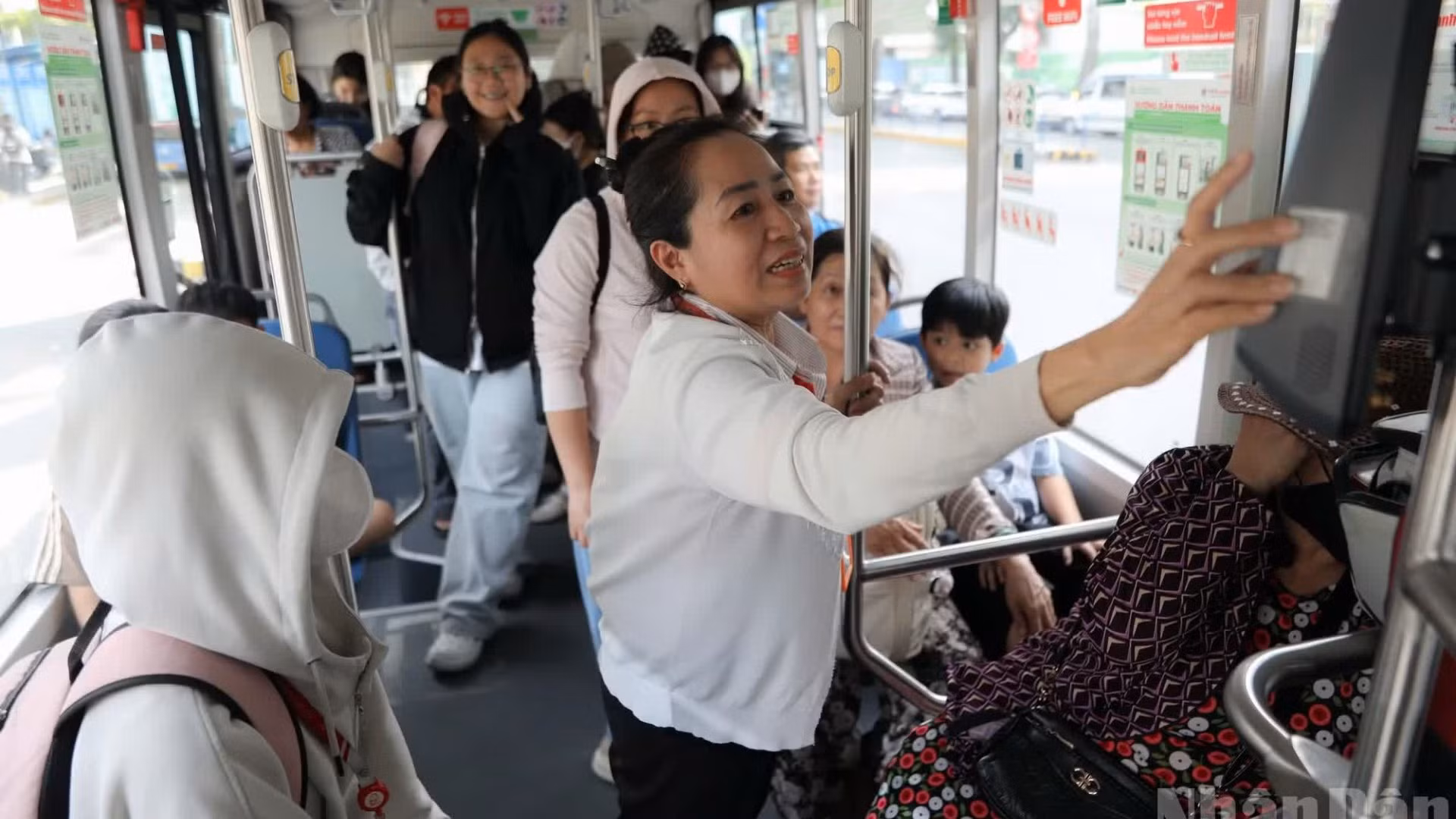Thành phố Hồ Chí Minh miễn phí vé xe buýt toàn dân. 