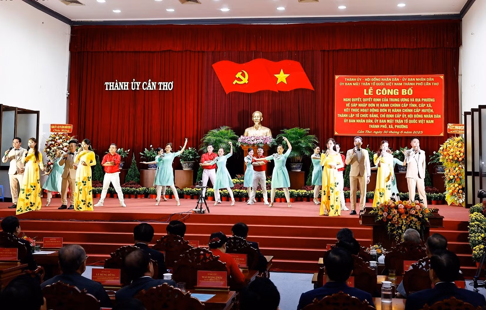 vna-potal-chu-tich-quoc-hoi-du-le-cong-bo-nghi-quyet-sap-nhap-don-vi-hanh-chinh-cap-tinh-tai-thanh-pho-can-tho-8121811.jpg