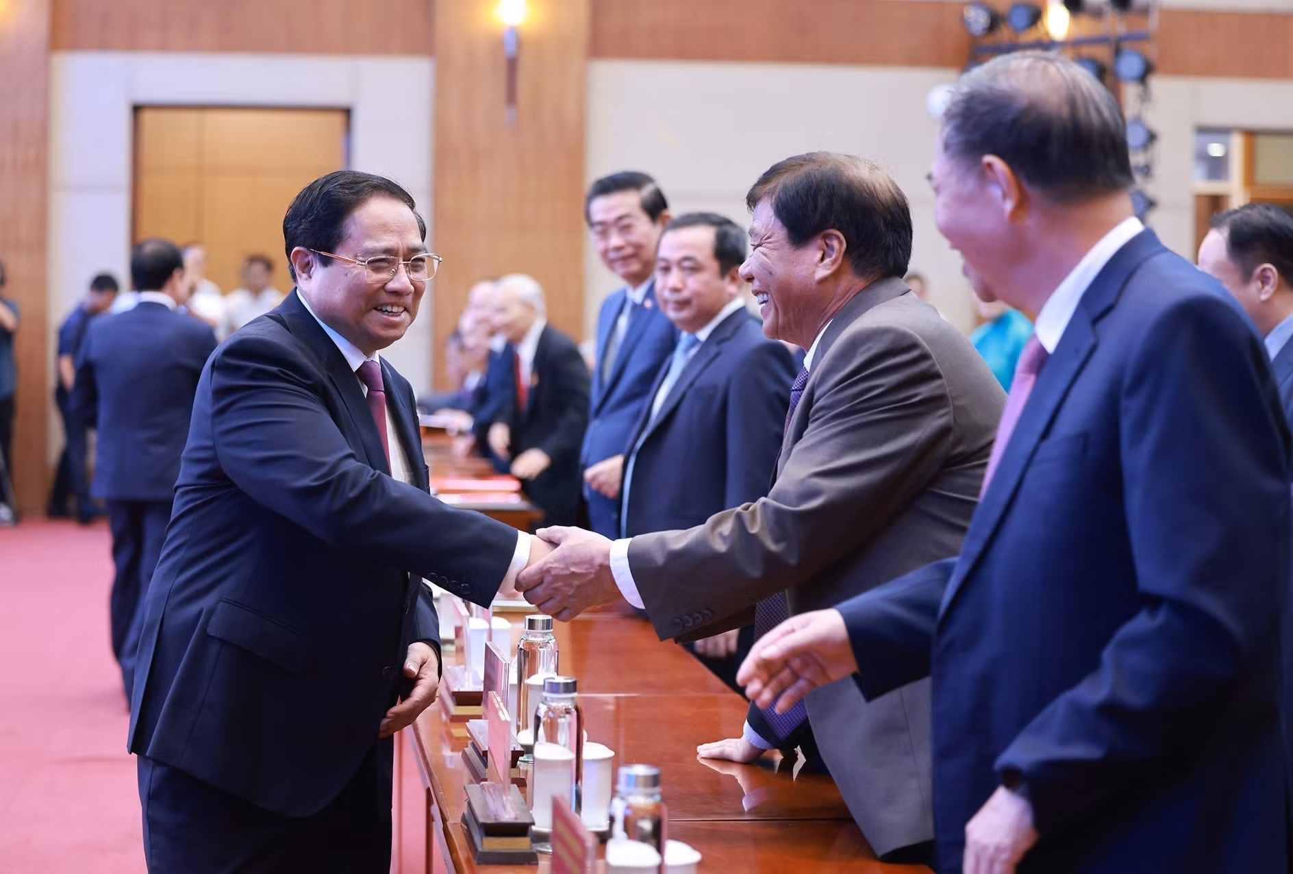 vna-potal-thu-tuong-du-le-cong-bo-cac-nghi-quyet-quyet-dinh-cua-trung-uong-ve-sap-nhap-don-vi-hanh-chinh-cho-thanh-pho-hai-phong-8121864.jpg