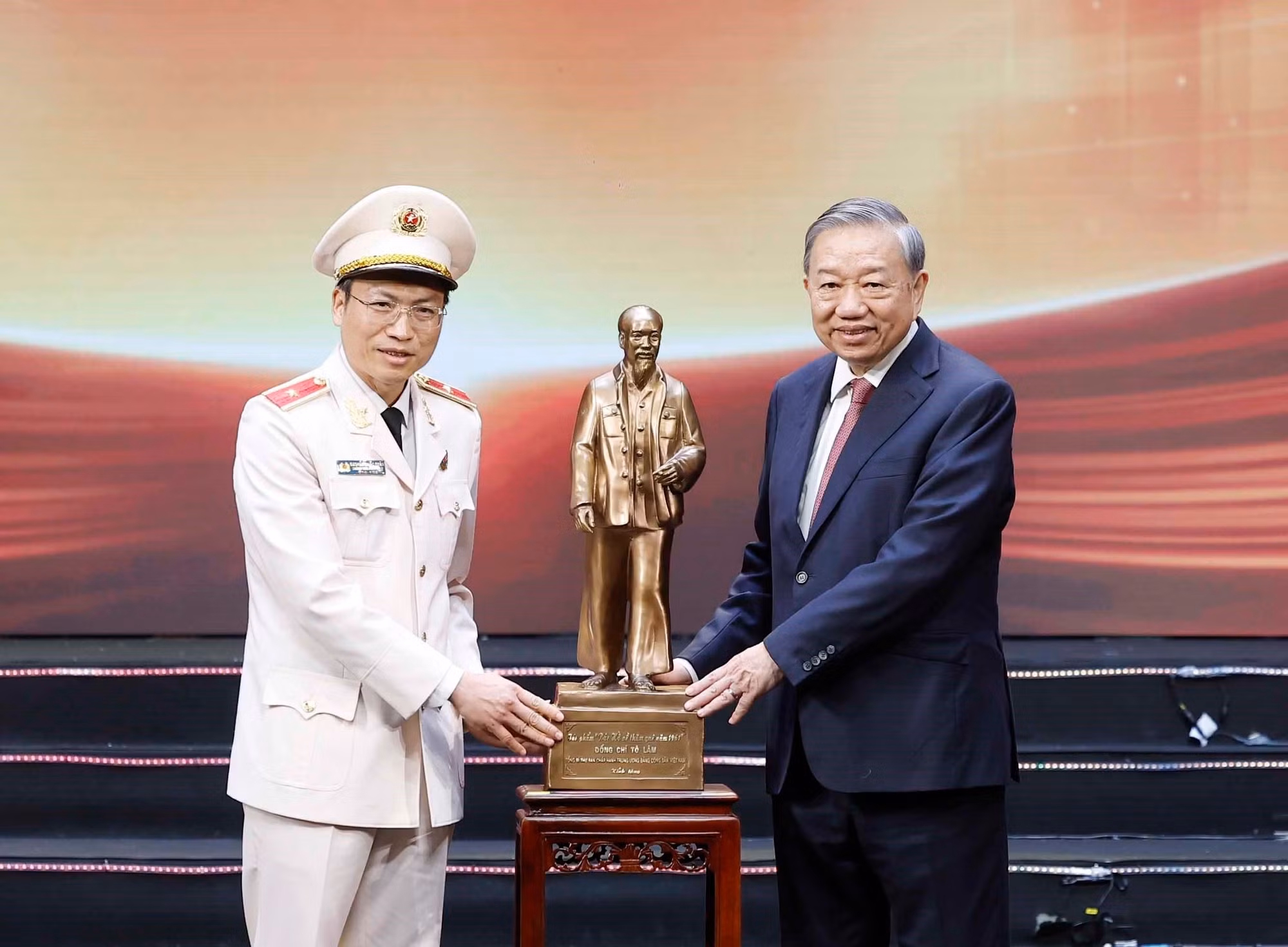 vna-potal-tong-bi-thu-chu-tich-nuoc-to-lam-du-le-ky-niem-80-nam-ngay-truyen-thong-luc-luong-tham-muu-cong-an-nhan-dan-8694720.jpg
