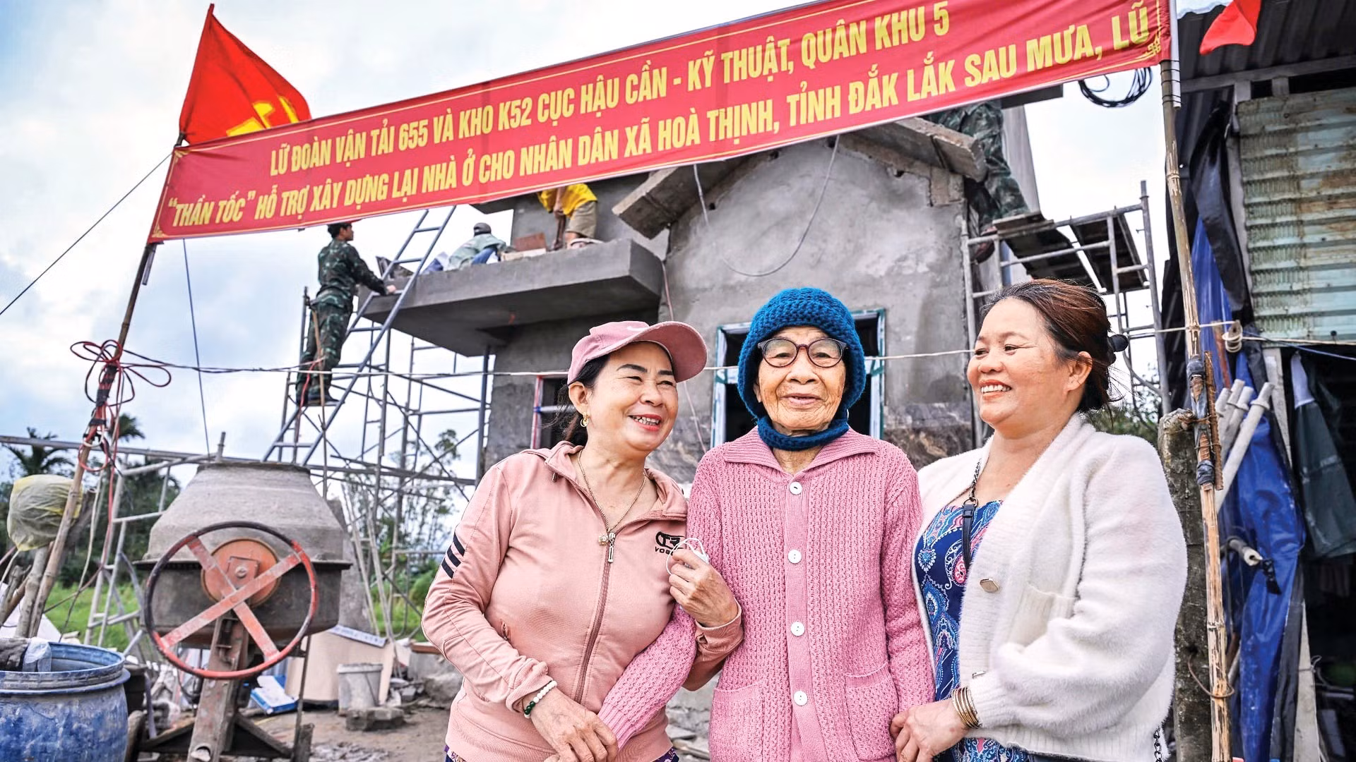Bà Trần Thị Duyệt (88 tuổi), thôn Phú Hữu, Hòa Thịnh (Đắk Lắk) cùng con gái và con dâu vui mừng đón chờ nhà mới từ "Chiến dịch Quang Trung".